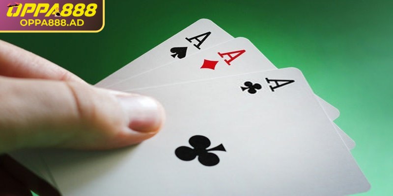 Khi điểm số bằng nhau, người sở hữu lá lớn nhất trong bộ sẽ được ưu tiên thắng